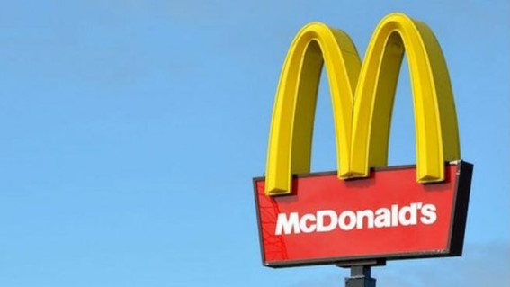 Un juez cree que McDonald’s oculta un contrato clave: le condena a pagar 3,7 millones a una franquicia